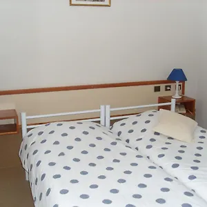 Hotel Cartusia, Sarcenas
